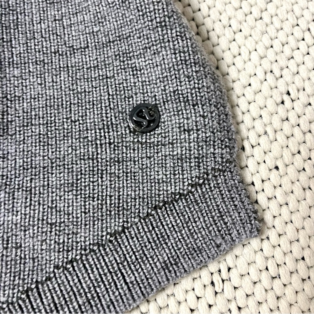 Lululemon Exaltation Reversible Wrap in Dark Olive/Heathered Core Medium Gray OS - Picture 7 of 9